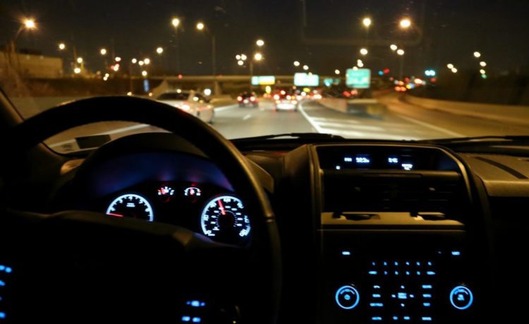 نصائح هامة لقيادة سيارتك بأمان في الليل