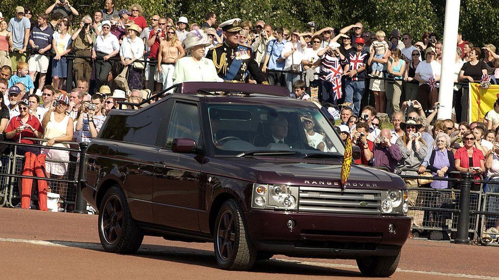 هذه هي سيارة لاندروفر ديفندر التي صممها الأمير فيليب لحمل نعشه في جنازته 18