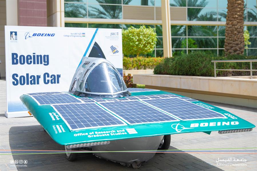 "بالصور" أول سيارة من إنتاج جامعة الفيصل تعمل بالطاقة الشمسية 1