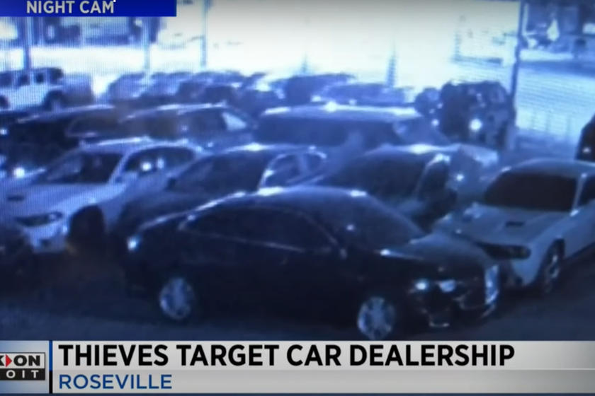 لصوص يسرقون سيارات بقيمة تقترب من مليون ريال "فيديو" 18