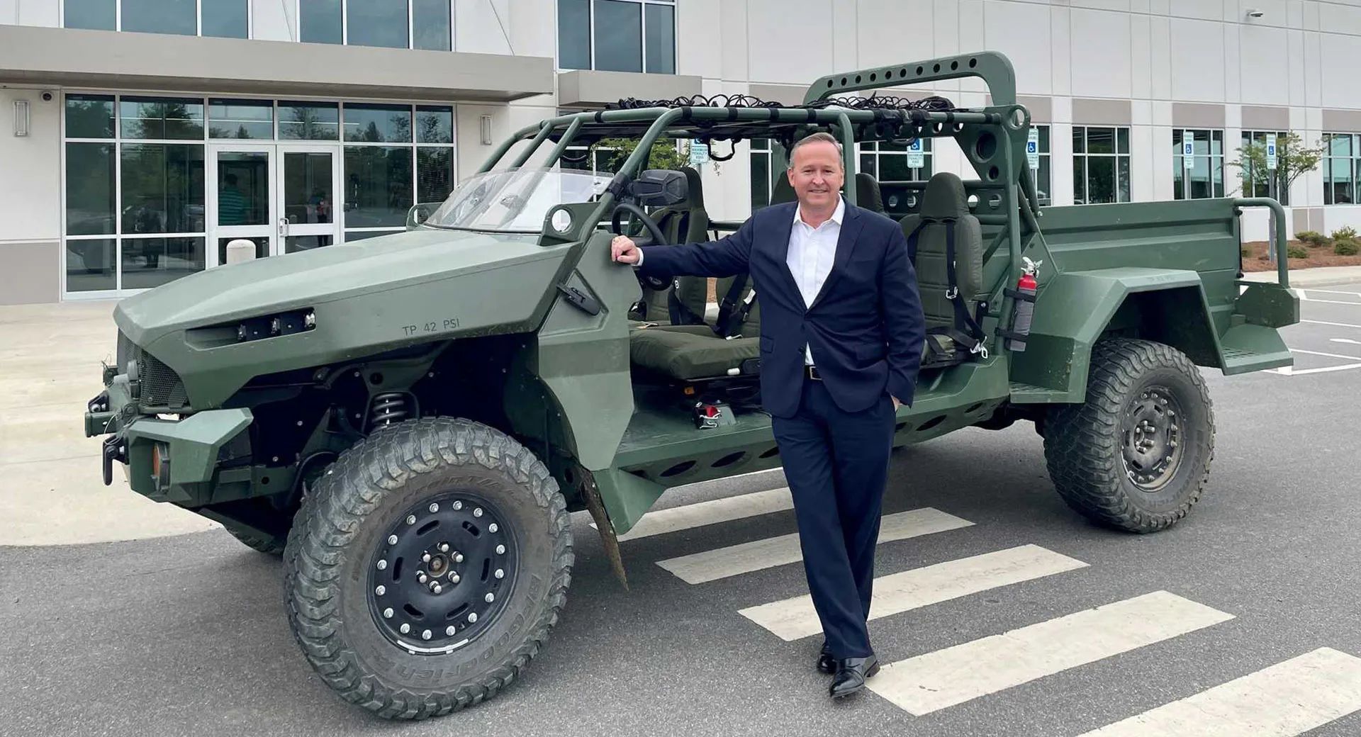 جنرال موتورز تكشف عن مركبة عسكرية جديدة لنقل الجنود 1