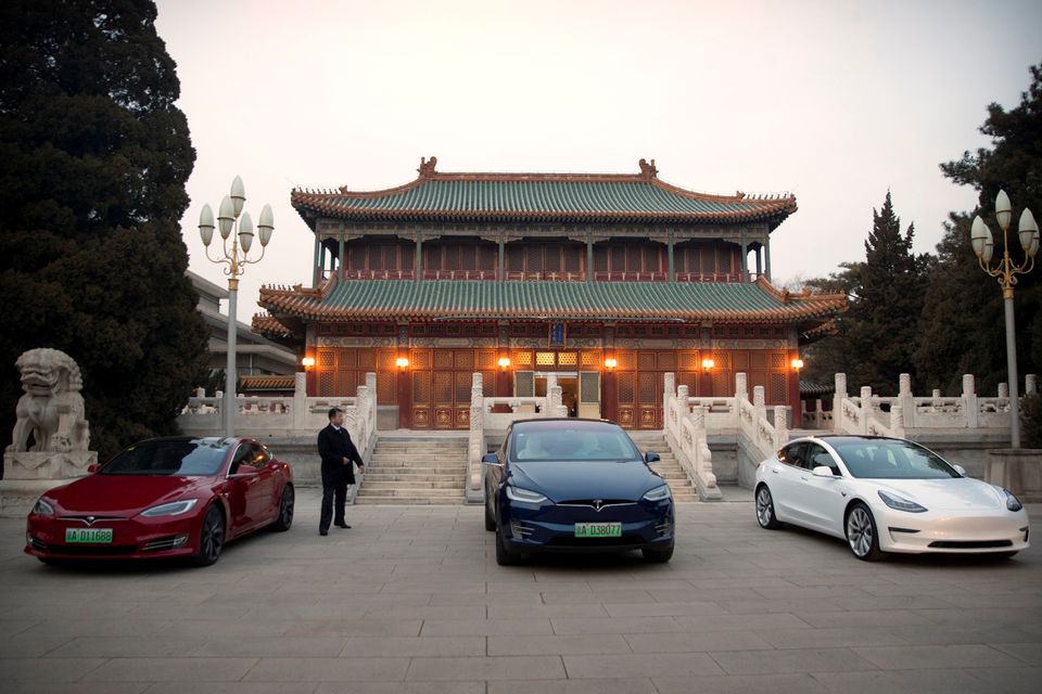 الصين تحظر سيارات تيسلا من دخول المباني الحكومية!