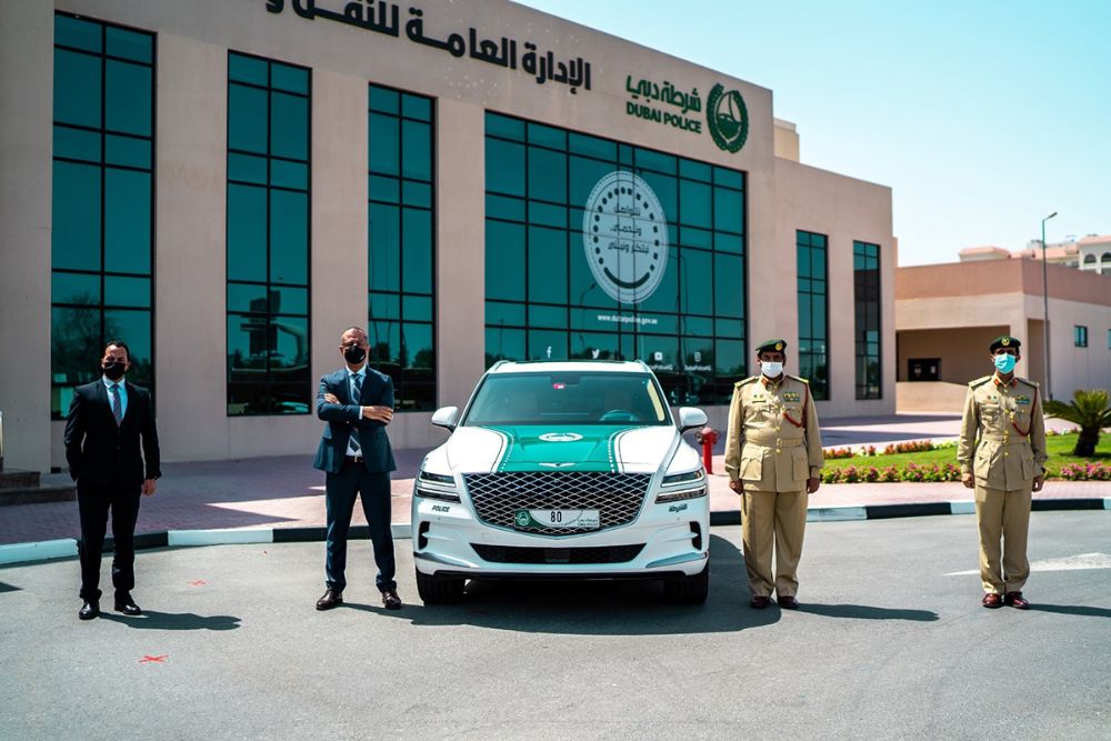 شرطة دبي تضم “جينيسيس GV 80” إلى أسطول سياراتها