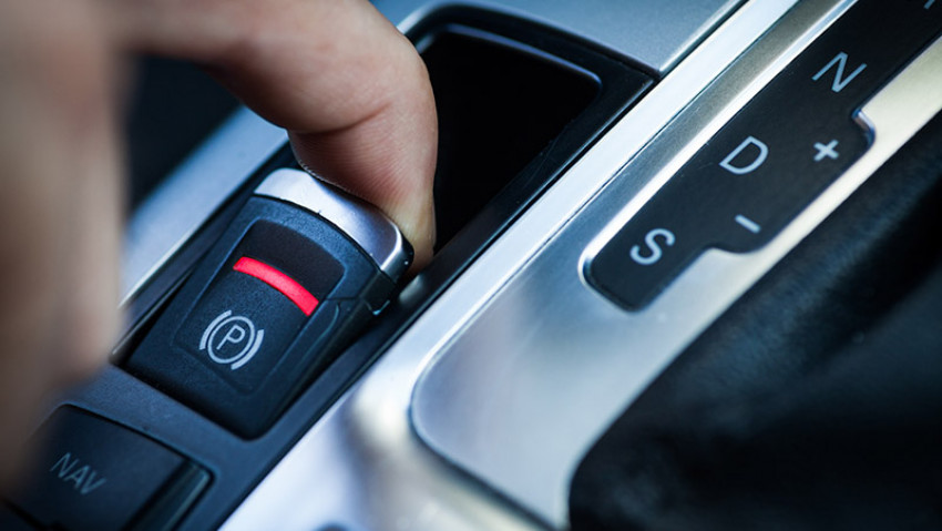 هل يمكن رفع المكابح الإلكترونية لإيقاف السيارة أثناء القيادة؟
