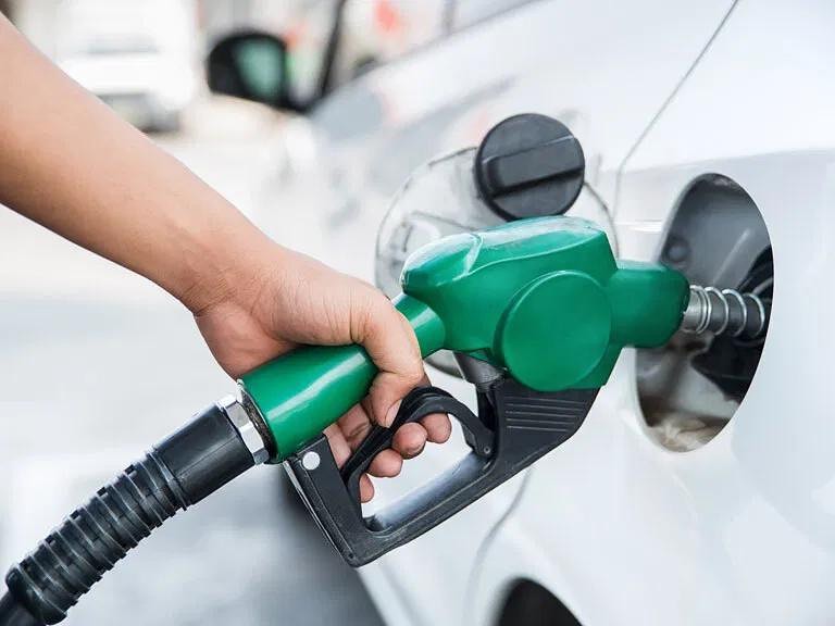 هل تعبئة خزان الوقود بالكامل في الصيف يضر بالسيارة؟ 1