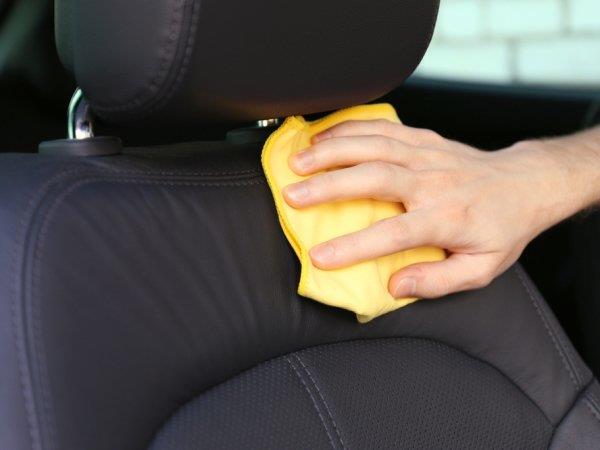 طريقة الحفاظ على المقاعد الجلد في سيارتك خلال الصيف 9