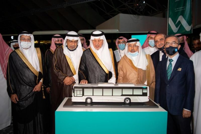 الأمير خالد الفيصل يدشن نموذج حافلات النقل العام بمكة المكرمة