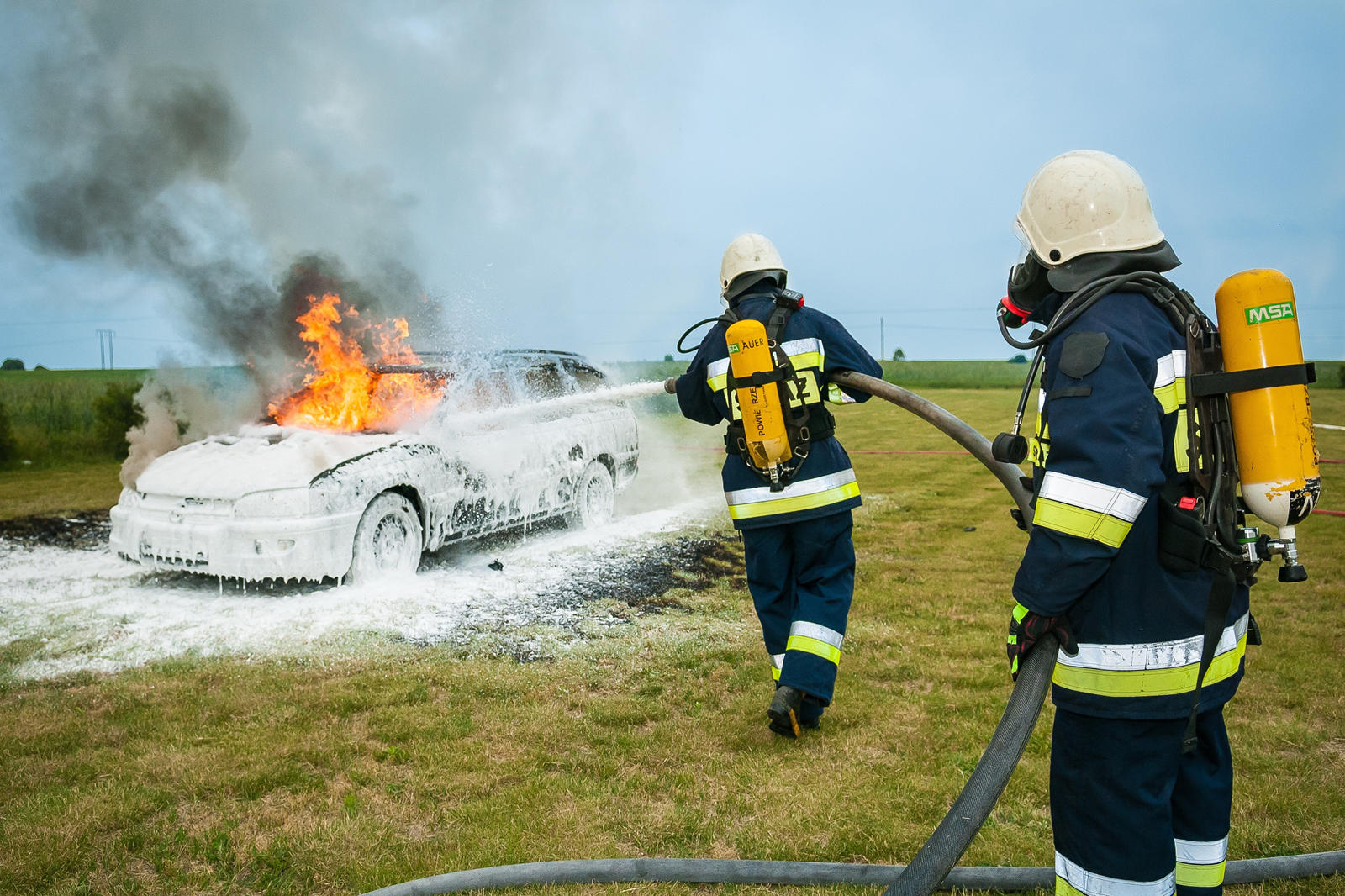 "تقرير" رجال الإطفاء متخوفون من السيارات الكهربائية 31