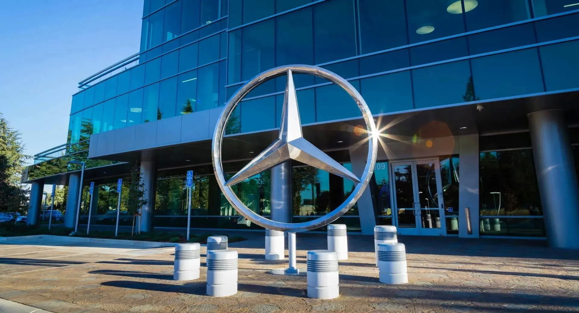 مرسيدس تعرض 25 وكالة سيارات للبيع 3