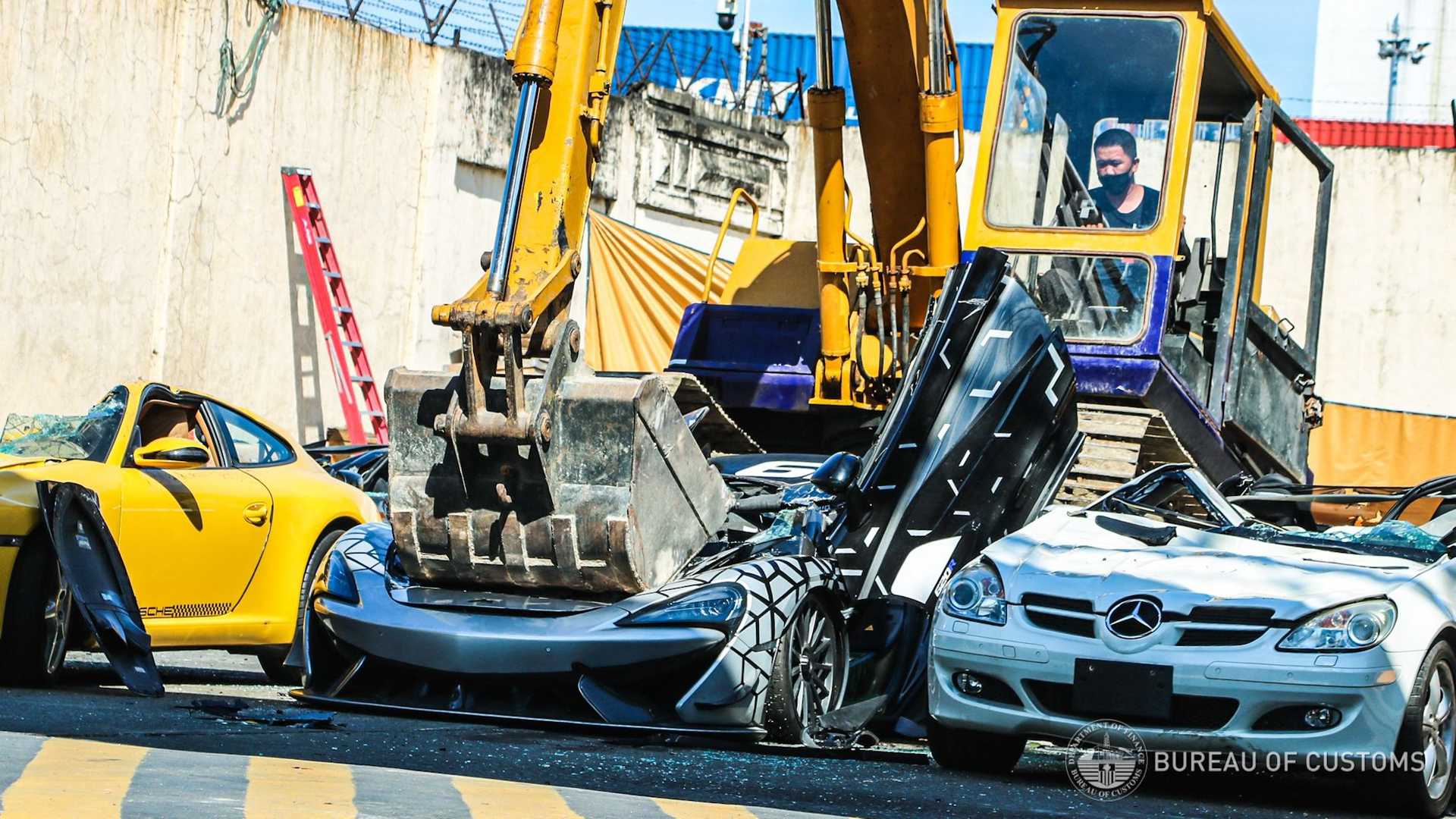 الفلبين تدمر 21 سيارة بقيمة 4.1 مليون ريال لردع المهربين “فيديو”