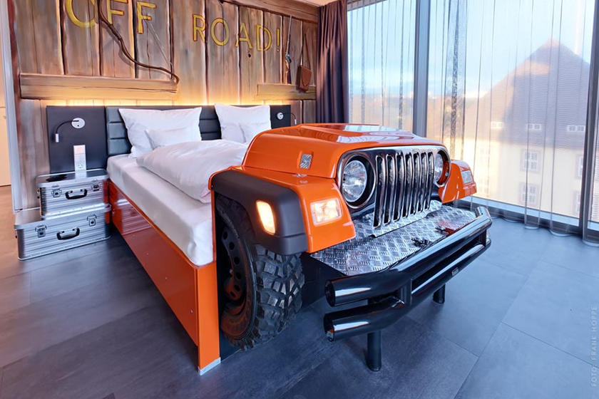 فندق ألماني يوفر غرف بأثاث مصنوع من قطع سيارات حقيقية!