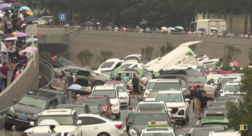 فيضانات الصين تسببت بتحطيم أكثر من 400 ألف سيارة! 1