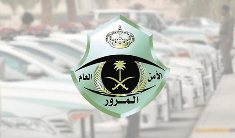 المرور السعودي يوضح مخاطر التجاوز من كتف الطريق