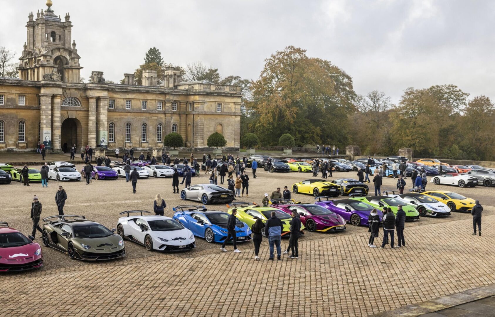 “بالصور” 200 سيارة لامبورجيني تدعم صحة الرجال من المملكة المتحدة