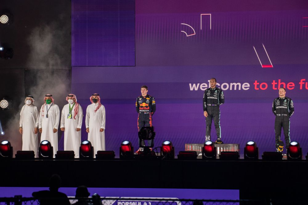 ماكس فيرستابن يفوز ببطولة العالم لسيارات فورمولا 1 2