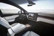 سيارات تيسلا تسمح للركاب الأماميين باللعب على شاشة الترفيه أثناء تحرك السيارة! 6
