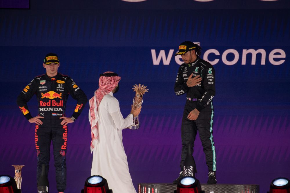 ماكس فيرستابن يفوز ببطولة العالم لسيارات فورمولا 1 8