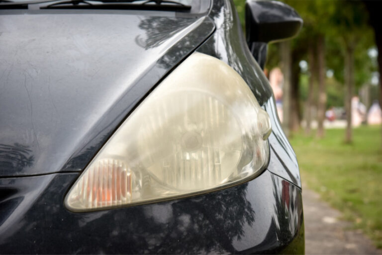 تعرف على طريقة بسيطة لإزالة اصفرار مصابيح سيارتك