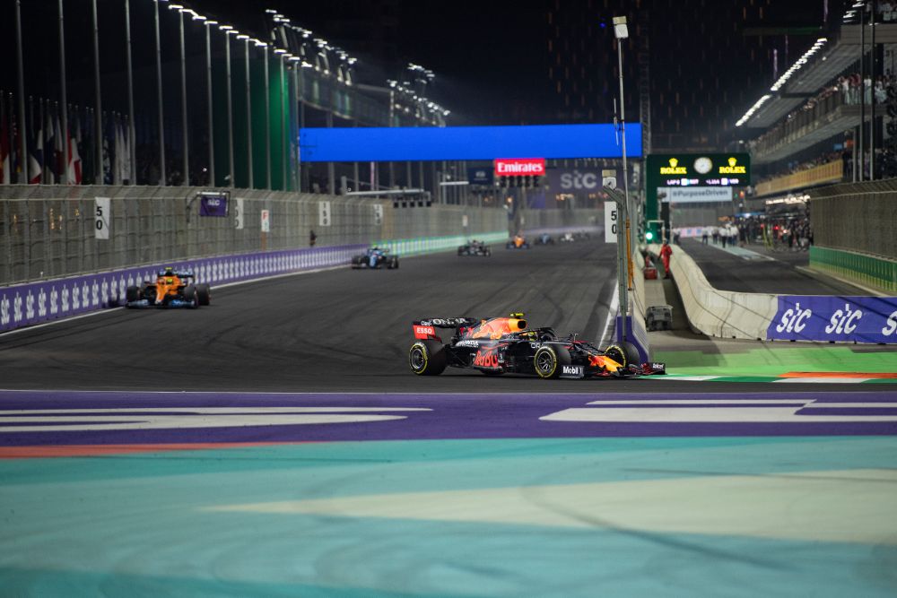 البريطاني "لويس هاميلتون" بطلاً لسباق جائزة السعودية الكبرى stc للفورمولا1 والهولندي "ماكس فيرستابين" في المركز الثاني 7