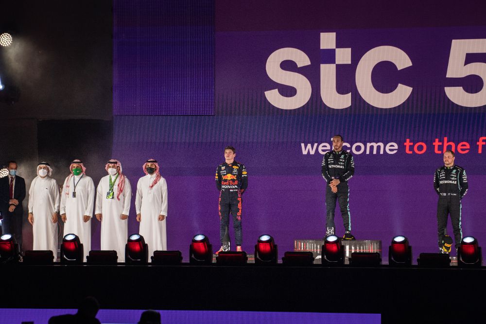 البريطاني "لويس هاميلتون" بطلاً لسباق جائزة السعودية الكبرى stc للفورمولا1 والهولندي "ماكس فيرستابين" في المركز الثاني 10