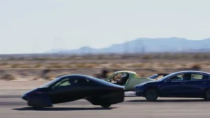 شاهد سباق تسارع بين سيارة شمسية جديدة عالية الأداء وتيسلا موديل 3!