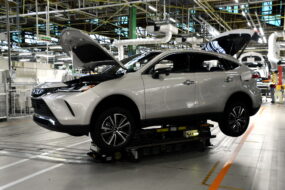 تويوتا تعلن عن خطط لخفض الإنتاج العالمي بـ 300,000 سيارة 1
