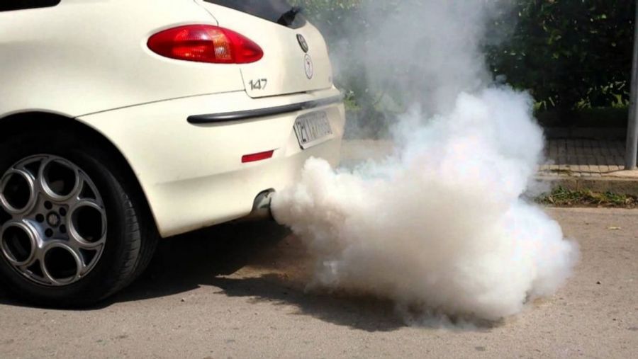ما هي أسباب خروج دخان أبيض من عادم السيارة؟ 1