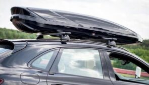 الطريقة الصحيحة لتركيب واستخدام صندوق الأمتعة بسقف السيارة