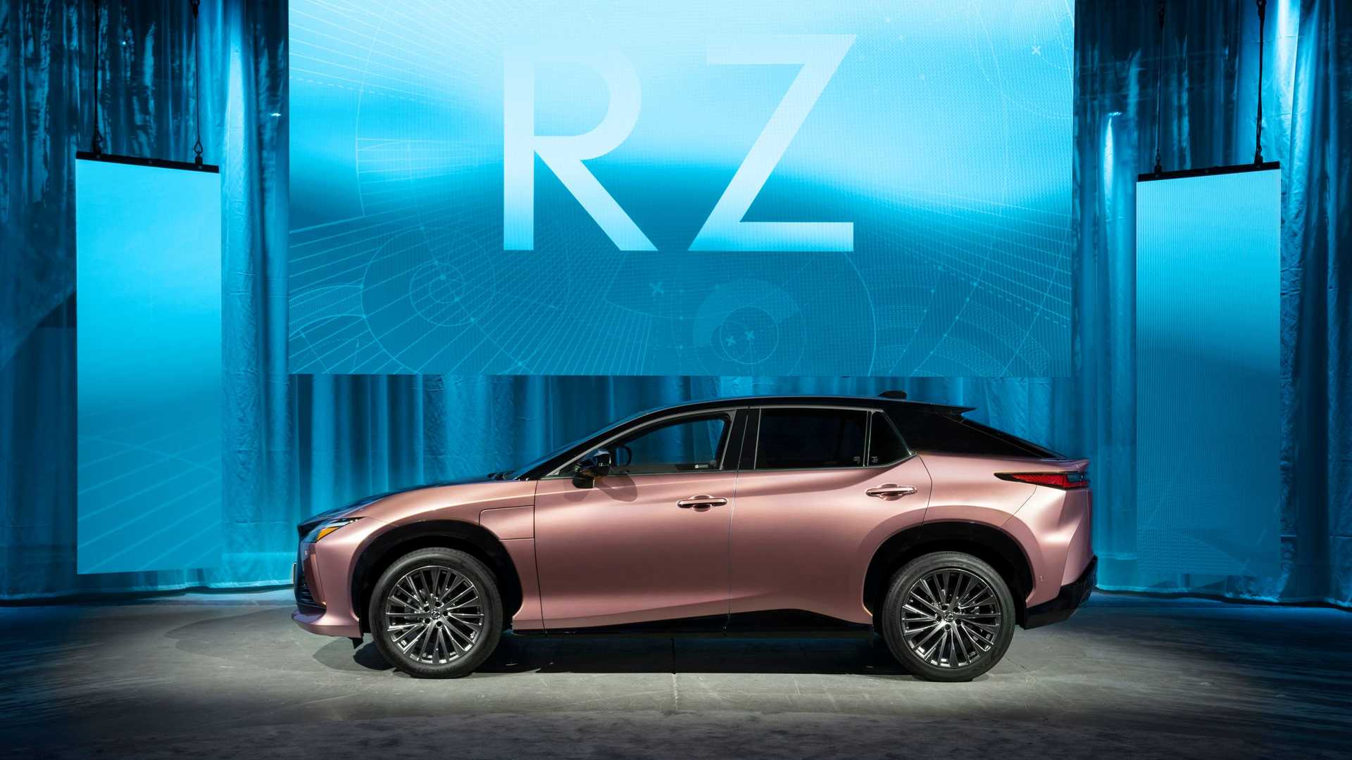 لكزس RZ أول سيارة كهربائية إنتاجية في تاريخ العلامة تكشف نفسها رسمياً 11
