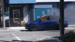 اشتعال سيارة تيسلا موديل Y بشكل مفاجئ ونجاة سائقها بالكاد "فيديو" 3