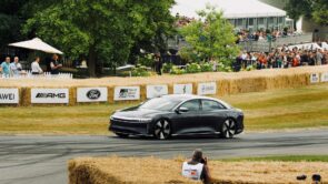 لوسيد اير هي السيارة الإنتاجية الأسرع على الإطلاق في مهرجان السرعة البريطاني