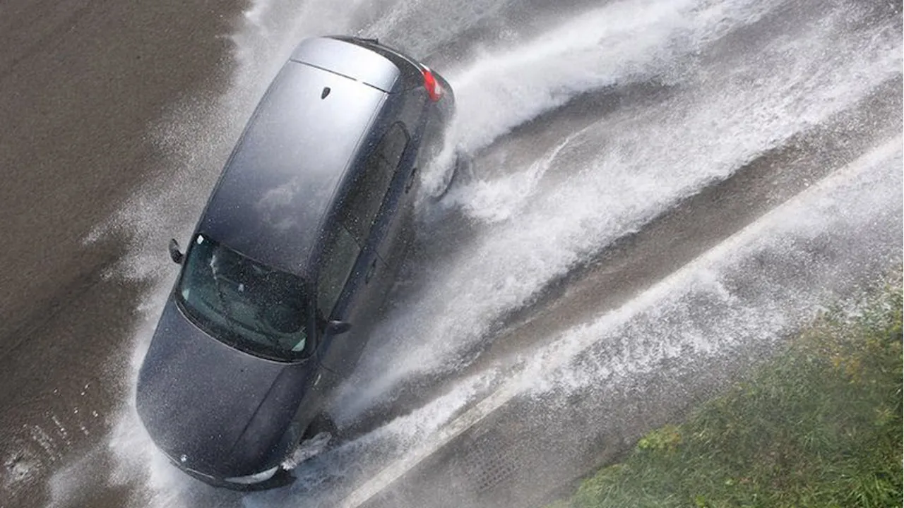 أمر خطير تجنب حدوثه مع إطارات سيارتك أثناء الأمطار والسيول 1