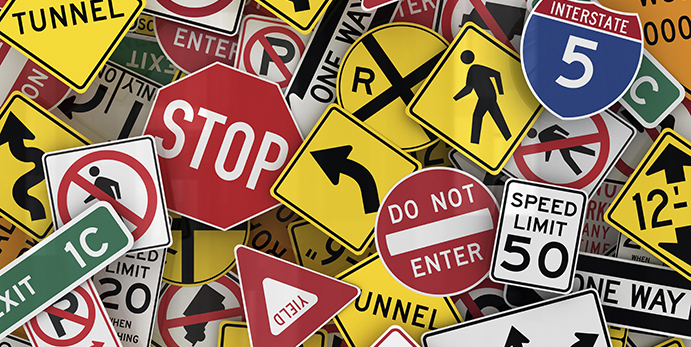 تجنب الحوادث والغرامات.. وتعرف على أهم أنواع الإشارات والعلامات المرورية.