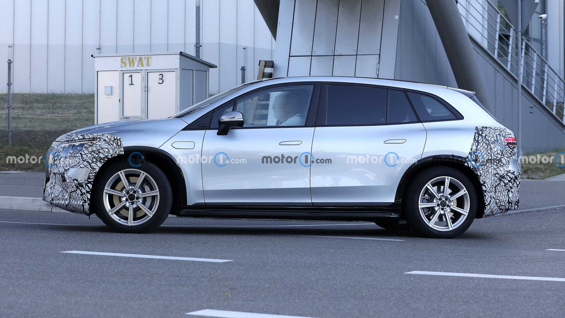 أول سيارة كهربائية لمرسيدس مايباخ تظهر أثناء اختبارها 24