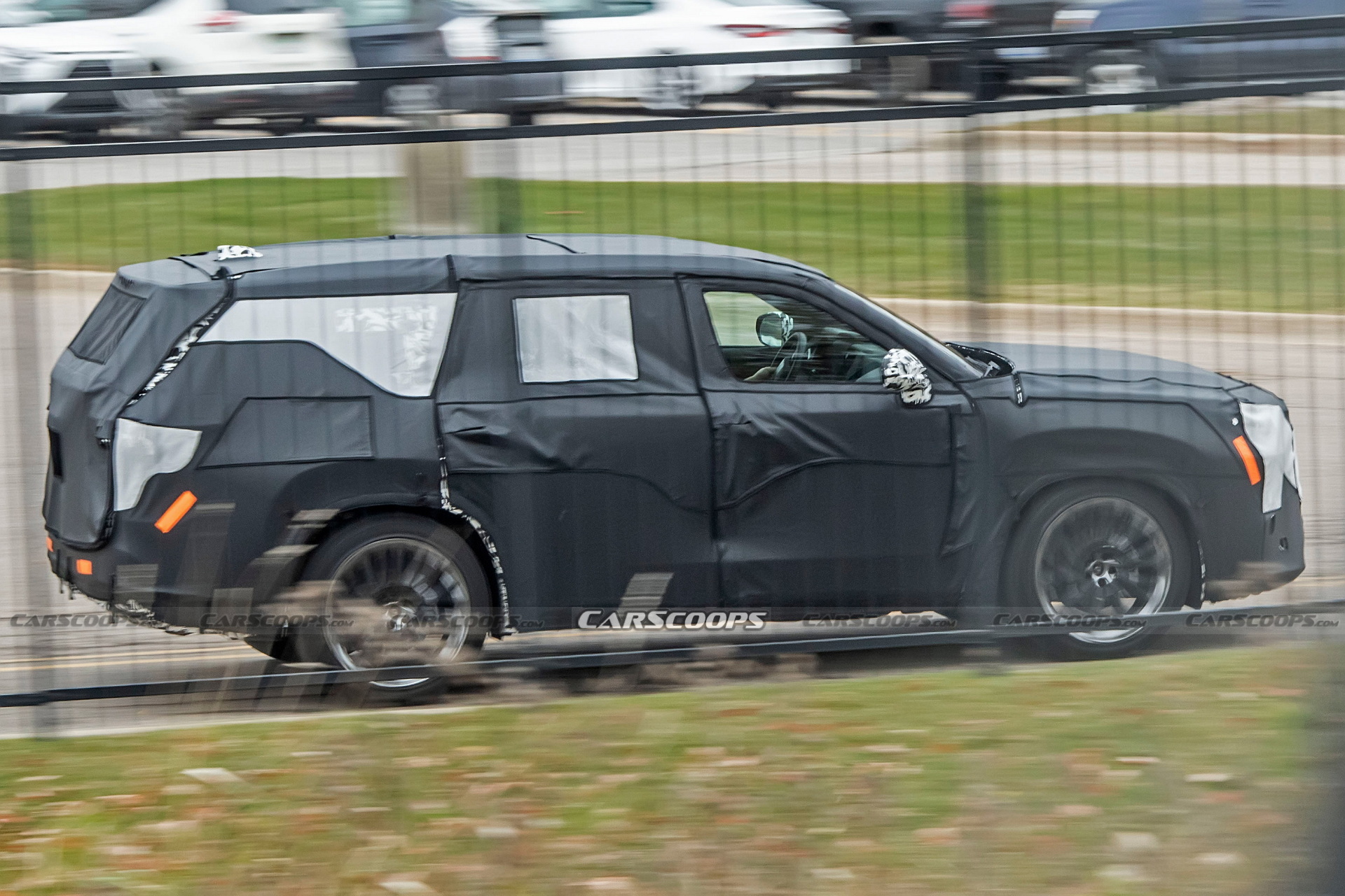 تويوتا جراند هايلاندر SUV الجديدة تظهر أثناء تجوالها في أمريكا لأول مرة 7