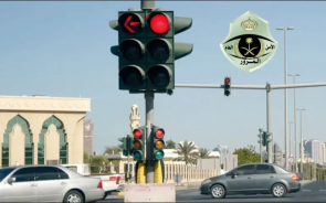 “المرور” يوضح ضوابط الالتفاف إلى اليمين عند الإشارة الحمراء