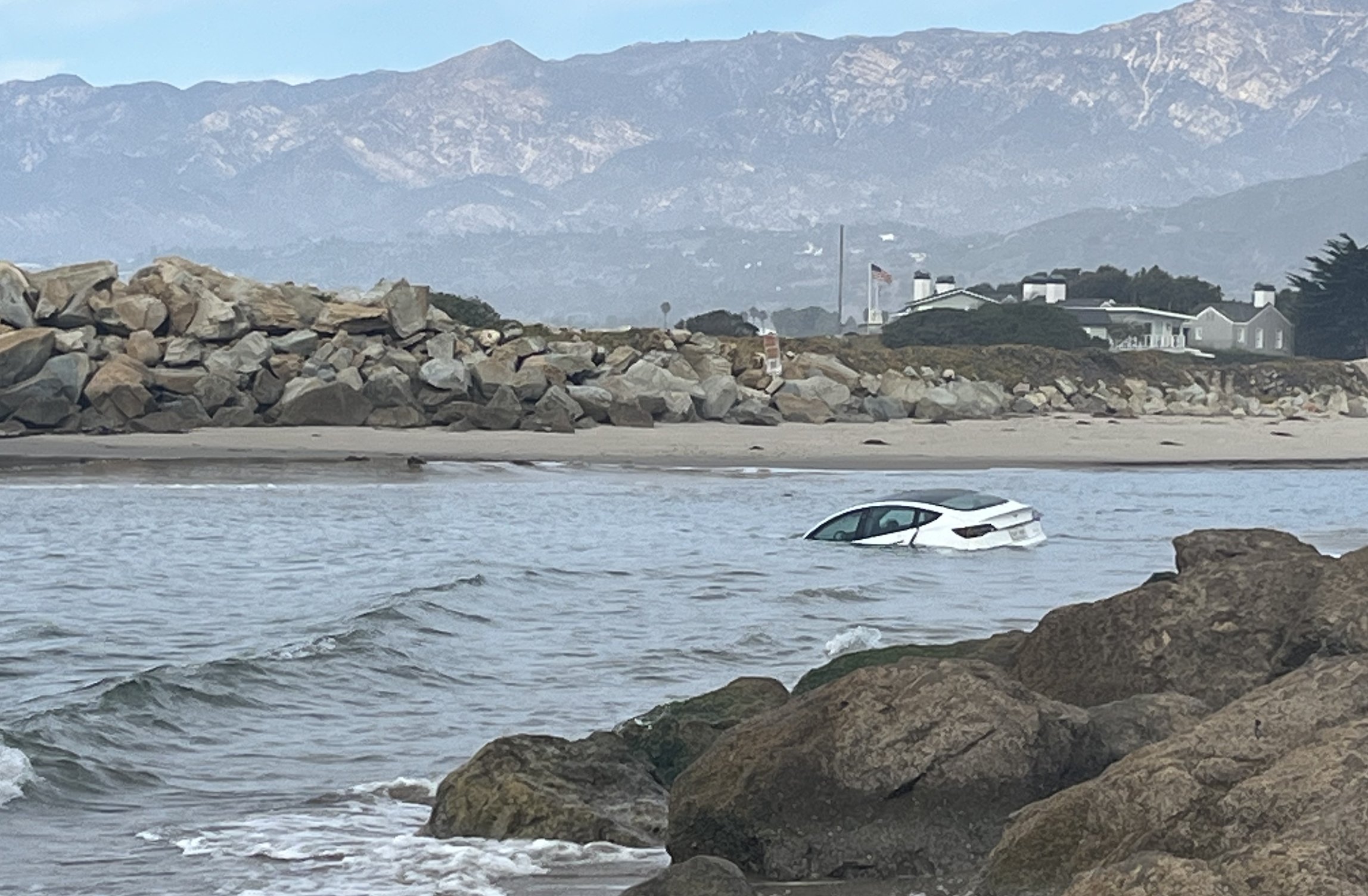 السلطات الأمريكية تعثر على سيارة تيسلا موديل 3 غارقة قرب شواطئ كاليفورنيا 3
