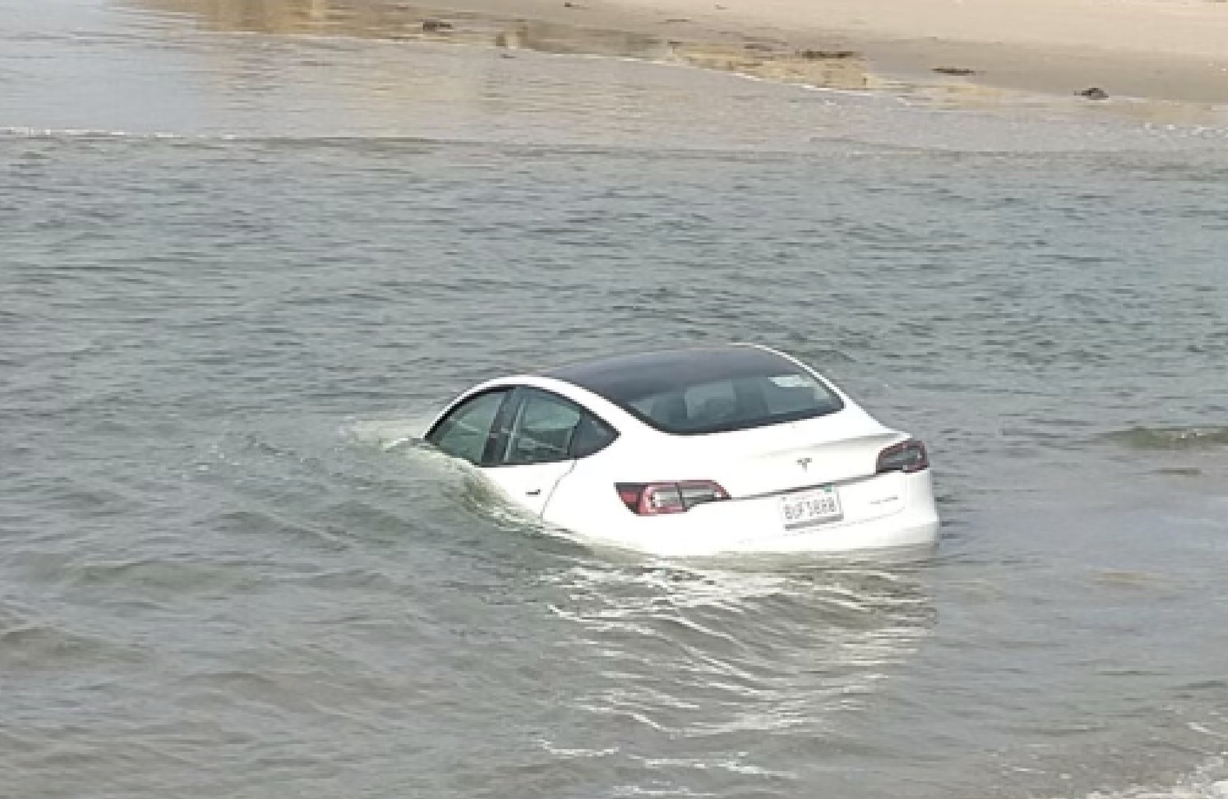 السلطات الأمريكية تعثر على سيارة تيسلا موديل 3 غارقة قرب شواطئ كاليفورنيا 1