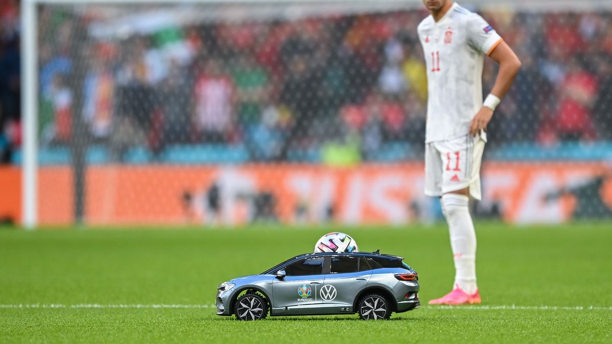 مباراة من نوع خاص| سيارات لاعبي اسبانيا وألمانيا على غِرار بطولة كأس العالم 2022 2
