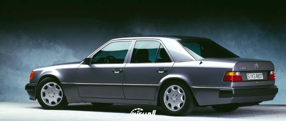 بداية التسعينات.. تعاون ثنائي ألماني بين بورش ومرسيدس بنز لإنتاج سيارة الأداء العالي 500E الفريدة بمحركها V8 5