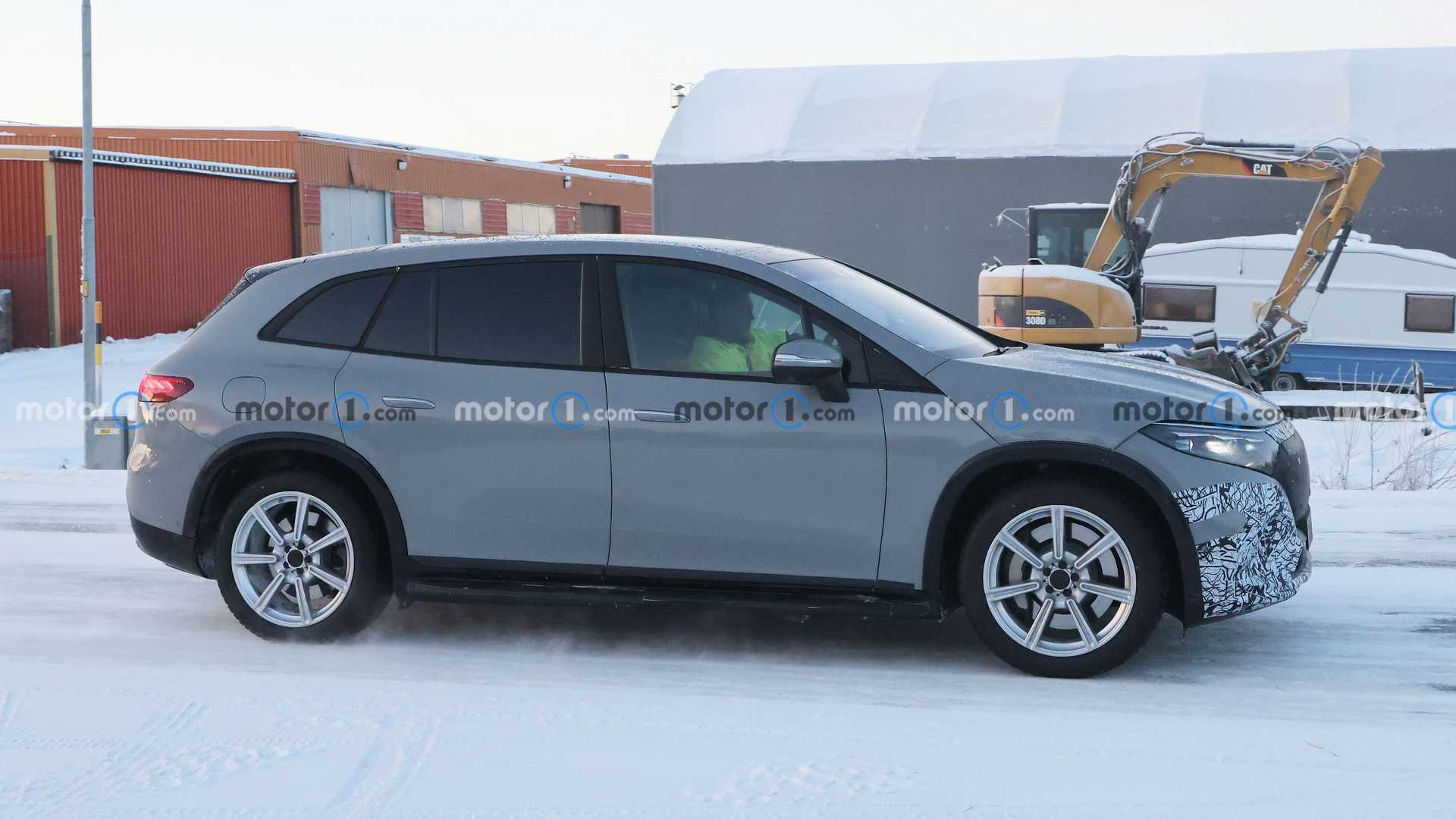 مرسيدس مايباخ EQS SUV الجديدة تظهر أثناء تجوالها في الطرق العامة 1