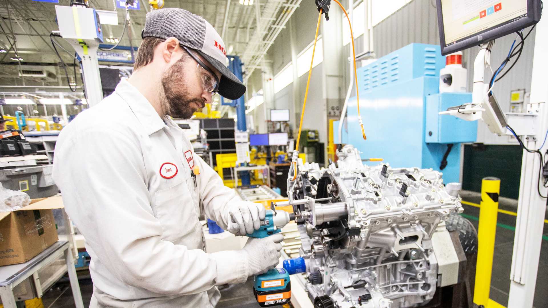 هوندا تحتفل بخروج أولى سيارات بايلوت 2023 الجيل الجديد من المصنع الأمريكي 18