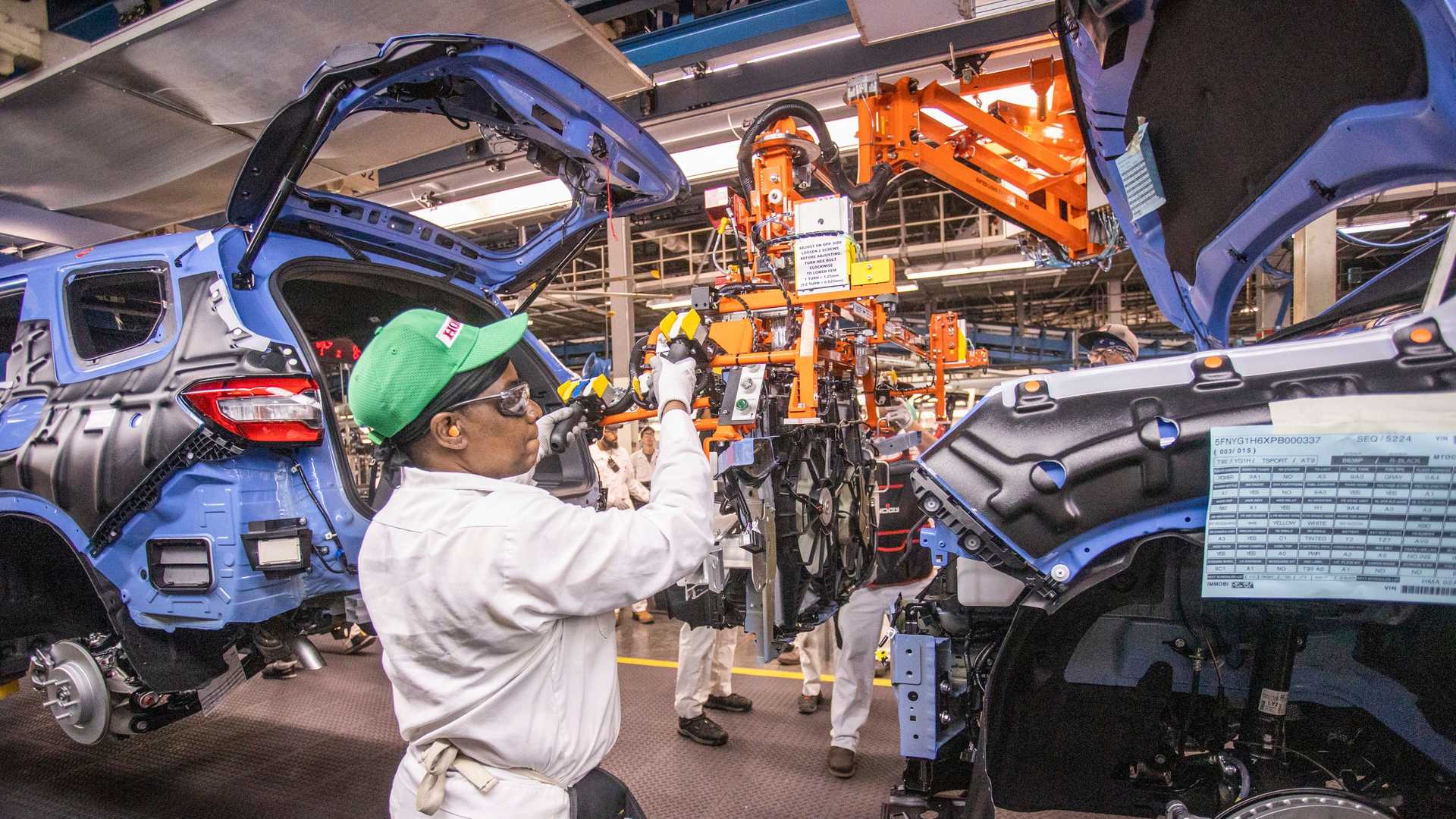 هوندا تحتفل بخروج أولى سيارات بايلوت 2023 الجيل الجديد من المصنع الأمريكي 3