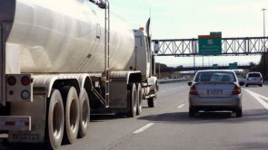 “المرور” يوجه 4 إرشادات للقيادة بجانب الشاحنات والمركبات الثقيلة