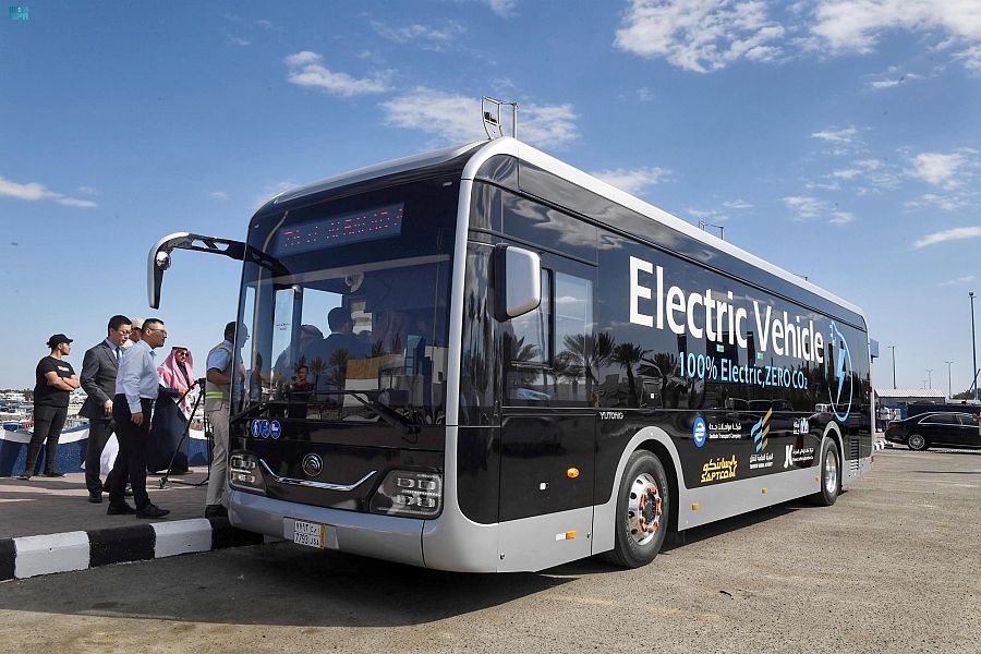 "النقل" تدشن أول حافلة ركاب كهربائية في المملكة 3