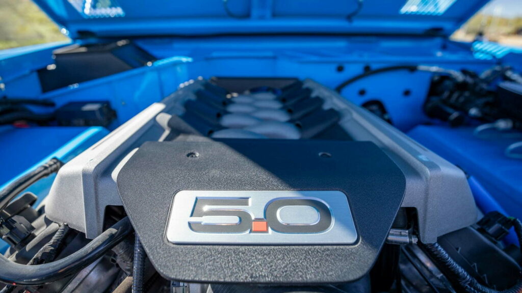 فورد برونكو موديل 1974 تعرض للبيع في مزاد بعد عملية تجديد شاملة بمحرك V8 حديث 2