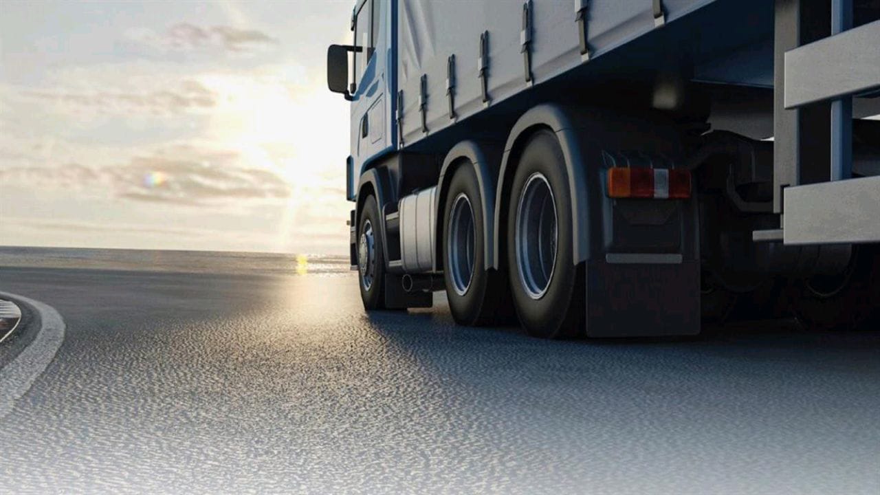 "النقل" يعلن اشتراطات عمل الشاحنات ذات المقطورات المزدوجة 5