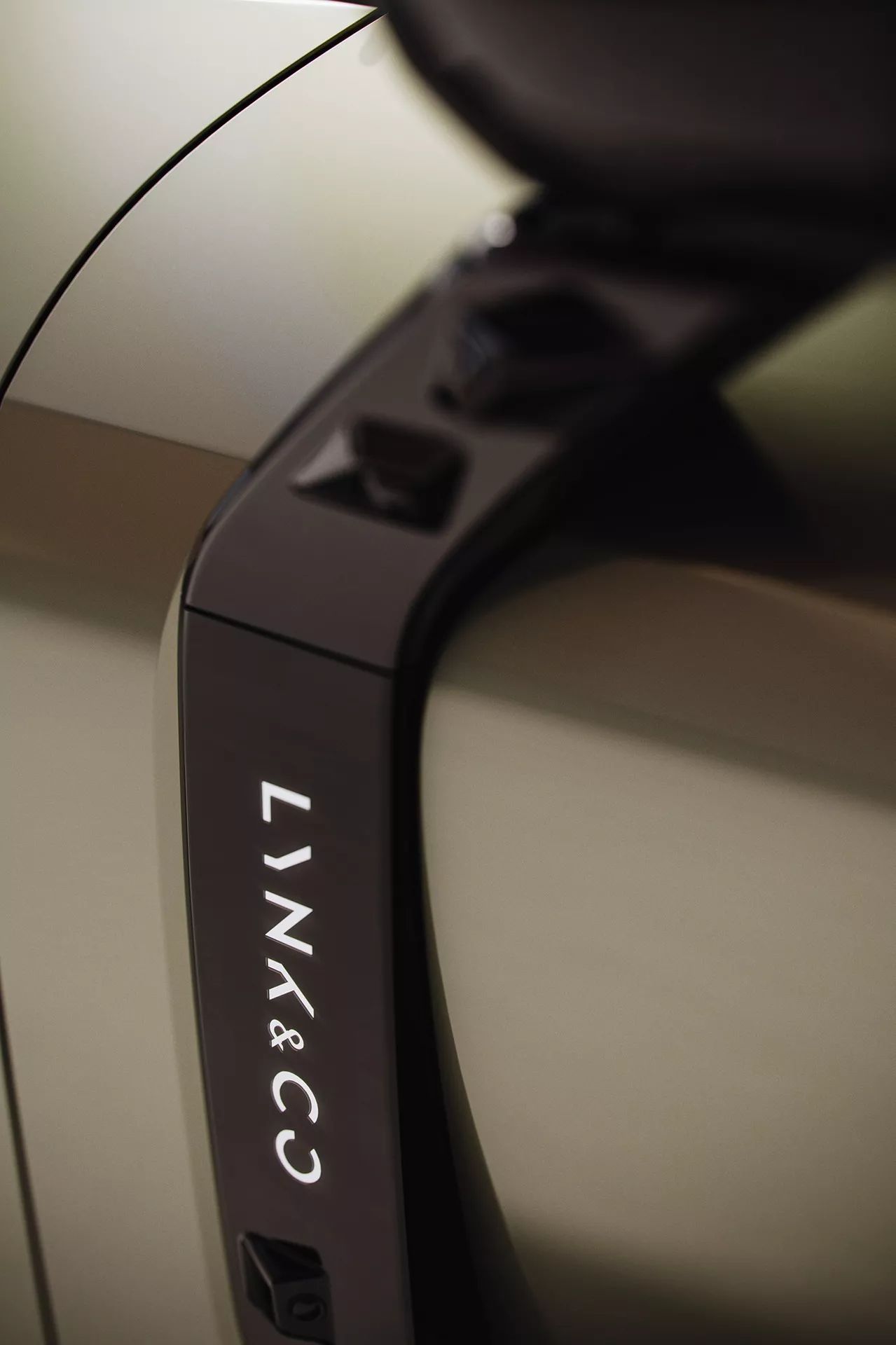 لينك اند كو تكشف عن تصميم سيارة 08 SUV الجديدة كلياً 10