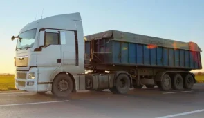 "النقل" تلزم الشاحنات الأجنبية بوثيقة إلكترونية لدخول المملكة 1