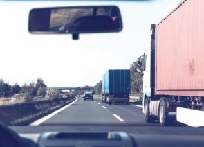 “المرور” يوجه 4 إرشادات للقيادة بأمان بجانب الشاحنات